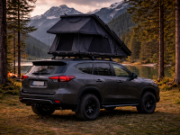 Tente de toit OBSCURE Slim 147 cm dans la foret sur un SUV